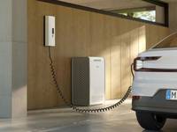Senec Speicher mit PowerPilot Energiemanagement im Carport und ladendem E-Auto