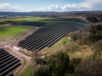 Letzte Bauarbeiten: In wenigen Wochen geht der Solarpark Bundorf ans Netz.