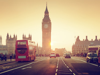 Eine Straße in London mit Blick auf Big Ben