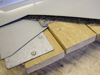 So gelingt die richtige Traufausbildung von Metalldächern an Doppelstehfalzdeckungen