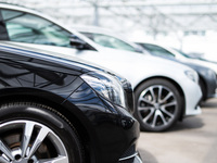 Neue und Gebrauchtwagen stehen in einer Reihe