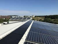 Firmengebäude des Umweltdienstleisters buhck Gruppe mit gebrauch-ten PV-Modulen. 2nd Life Solar GmbH ist Teil der buhck Gruppe.