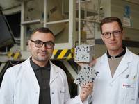 Beton ohne Emissionen: Empa-Forscher Mateusz Wyrzykowski (rechts) und Nikolajs Toropovs ersetzen herkömmliche Gesteinskörnungen durch Pellets aus Pflanzenkohle und loten damit das Potenzial von CO2-neutralem oder gar CO2-negativem Beton aus.