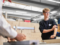 Ob Maschinen- oder Handarbeit: Beim Arbeiten mit Holz ist Präzision gefragt, so im Tischlerberuf.