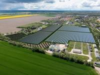 Zukunftsblick auf die größte Solarthermie-Anlage Deutschlands. Ab 2026 soll die Anlage in Leipzig umweltfreundliche Wärme in das Fernwärmenetz einspeisen.