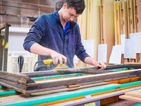 Ein altes Holzfenster wird wieder aufbereitet und technisch ertüchtigt – für viele weitere Einsatzjahre.