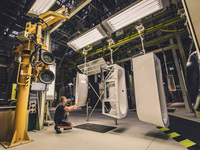 Mithilfe von KI können Störungen im Produktionsablauf vorhergesehen und die Planung so angepasst werden, dass die Arbeitsplätze gleichmäßig ausgelastet und einzelne Mitarbeitende nicht überlastet werden.