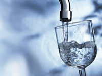 Bild einer Trinkwasserinstallation mit gefüllten Glas.