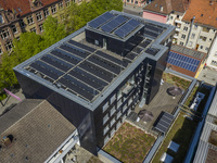 Das neue Faktenblatt zeigt, wie Photovoltaik auf Mehrparteienhäusern und gemeinschaftlich genutzten Gewerbegebäuden einfach umgesetzt werden kann.