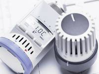Wer herkömmliche durch digitale ­Thermostate ersetzt, kann Energie sparen – vor allem in Nichtwohngebäuden mit variierenden Nutzungszeiten