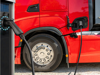 Ein elektrischer Lkw an einer Ladestation