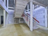 In allen Räumen und auch im Treppenhaus des Schulersatzbaus wurde zunächst die „Floorrock Therm“ als Wärmedämmung verlegt.