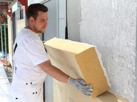 Ob Sommer oder Winter: Effektive Dämmung sorgt für Klimaschutz, spart Energie und Kosten. Die Deutsche Bundesstiftung Umwelt (DBU) gibt mit ihrer nationalen Info-Kampagne viele Tipps für die Sanierung von Ein- und Zweifamilienhäusern.