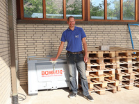 Fachhandwerker Marcel Schleibaum hat die Box in einem Carport am Betrieb aufgestellt.