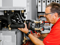 Wärmepumpe im Hybridbetrieb mit einem fossilen Heizsystem