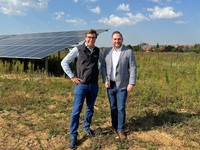 Matthias Bielek, Bürgermeister von Dettelbach und Pascal Lang, Vorstandsvorsitzender EGIS eG trafen sich zur Inbetriebnahme der Freiflächen-Solaranlage in Mainsondheim.