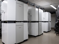 Die sechs Sole/Wasser-Wärmepumpen stellen fast 400 kW Heizleistung zur Verfügung. Als Wärmequelle dient die Abwärme der öffentlichen Abwasser-Druckleitung, die in der angrenzenden Straße verläuft.