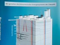 Die Stele "Wärmewende" im Close-Up.