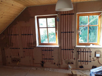 Mehr Behaglichkeit durch Solarthe﻿rmie, Wandheizung und Lehm