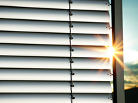 Sonnenschutz: Welche Rolle spielt der Brandschutz?