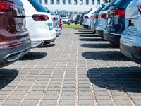 Fahrzeuge parken nebeneinander