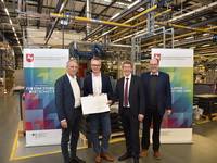 Nach einer Besichtigung der Fertigung von Stiebel Eltron in Holzminden erfolgte die Übergabe des Förderbescheids.