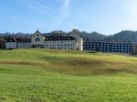 Zeitgemäßer Holzmodulbau und barrierefreie Sanitärlösungen