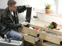 Einbruchhemmende Fenster- und Türentechnik aufgrund entsprechender Schlösser und Beschläge kann Einbrecher an einem erfolgreichen Abschluss ihrer Tätigkeit hindern.