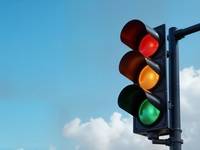 Ampel, im Hintergrund Himmel mit Wolke