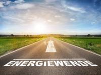 Straße mit der Aufschrift &quot;Energiewende&quot;