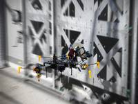 Testwand im &quot;DroneHub&quot; mit modularen Bauelementen für Versuche mit fliegenden Baurobotern.