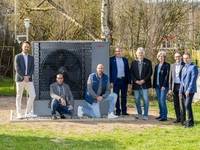 Pressetermin zur effizienten Wärmegewinnung mit Wärmepumpe (vl.):Tobias Ganß (Niederlassung Kassel Viessmann Climate Solutions), Oliver Happel (Projektleiter Viessmann Climate Solutions), Patrick van de Meent (Geschäftsführer Roth &amp; Liebermann), Sascha Holstein (Leiter Regionalcenter Kassel), Frank Roth (Roth &amp; Liebermann), Stadtklimarätin Simone Fedderke, Alireza Afshar (Fachbereichsleiter im UB Modernisierung/Großinstandhaltung), Matthias Otto (Leiter Servicecenter Kassel)