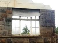 Derzeit werden die beim Gebäuderückbau anfallenden Altfenster von Abbruchunternehmen oft maschinell mit der Fassade abgebrochen.