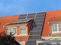 PV-Module auf Gebäuden können durch Strukturen wie Gauben, Bäume und Äste verschattet werden. Dies erhöht das Risiko von Hotspots und führt zu Ertragseinbußen.