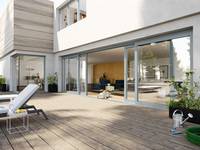 Der Garten wird zum erweiterten Wohnzimmer mit großen Hebe- und Schiebetüren. Die Profile sind in silbergrau gehalten.