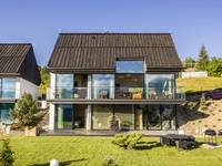 Wo viel Glas für wohngesundes Tageslicht gefragt ist, sollte auch an einen Schutz vor Überhitzung der Innenräume gedacht werden.