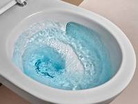 Die TurboFlush-Spültechnik basiert auf einer optimal funktionierenden, asymmetrischen Innengeometrie der WC-Keramik. Eine wasserleitende Kante im Geberit Acanto WC macht sich den Schwung des Wassers zunutze und sorgt dafür, dass auch das Zentrum des Wasserstrudels ausgespült wird.
