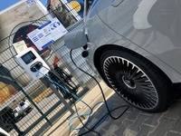 Ein E-Auto wird an einer Ladesäule geladen.