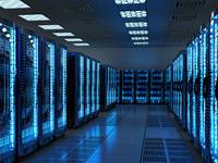Gang eines Rechenzentrums mit Server-Schränken