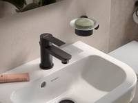 Klein, aber oho: Das D-Code Handwaschbecken für das kompakt geschnittene Gästebad überzeugt mit großzügigem Innenbecken und seitlichen Ablageflächen. Schwarze Armaturen und Accessoires setzen markante Akzente und unterstreichen den modernen Look.