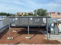 Die zentralen Lüftungsgeräte DUPLEX 1500 Multi Eco-N von Airflow nutzen einen effizienten Kreuzgegenstrom-Wärmetauscher. So erreichen sie einen Wärmerückgewinnungsgrad von bis zu 93 % und arbeiten besonders energiesparend. Die Ventilatoren lassen sich stufenlos einstellen.