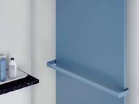 Zehnder Design-Heizkörper in Blau mit blauem Handtuchhalter