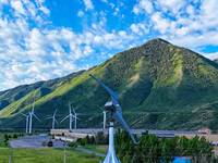 Mit dem Produkt des deutschen Start-ups Skywind Energy hat erstmals eine Kleinwindkraftanlage mit weniger als 1 kW Leistung erfolgreich eine Standardzertifizierung durchlaufen. Das Bild zeigt die Anlage (Vordergrund) im Testfeld.