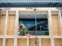 Mehr als Luft: Nadja Manser untersucht die horizontale Traglast von Wänden in Holzrahmenbauweise, die Fensteröffnungen enthalten.