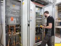 Vorbereitung eines netzbildenden Wechselrichters für die Vermessung im Multi-Megawatt Lab des Fraunhofer ISE.