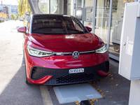 Ein umgerüstetes E-Auto lädt kabellos über die im Boden integrierte Spule – der Ladevorgang startet automatisch, sobald das Fahrzeug korrekt geparktist.