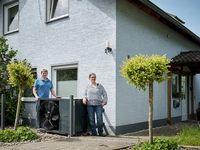 Wärmepumpe vor einem Haus