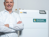 M-TEC bringt erste Propan-Wärmepumpe mit bis zu 26 kW Heizleistung, im Gebäudeinneren aufstellbar und unter 150 g Kältemittel auf den Markt