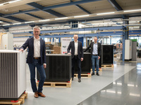 Dr. Kai Schiefelbein, Vorsitzender der Geschäftsführung, Dr. Alexander Janzen, Leitung Profit Center Wärmepumpe, Lars Michel, Leiter Wärmepumpenfertigung, sind froh, die Wärmepumpenfertigung im Höxteraner Werk von Stiebel Eltron wieder in Betrieb nehmen zu können.