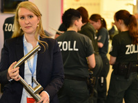 Carmen Vetter, Leitung Schutzrechte der Hansgrohe Group, beim Zollrundgang.